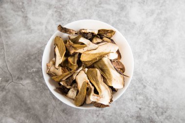 Beyaz tabakta kurutulmuş domuz mantarı. Ürünleri koruma kavramı