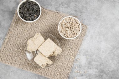 Ayçiçeği tohumundan yapılmış halva tatlısı olan bir tabağın üst görüntüsü. Lezzetli sağlıklı tatlı. Boşluğu kopyala