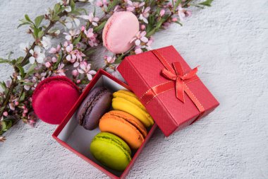 Işık masasında açık, zarif bir kurabiye kutusu var. Hoş bir hediye konsepti