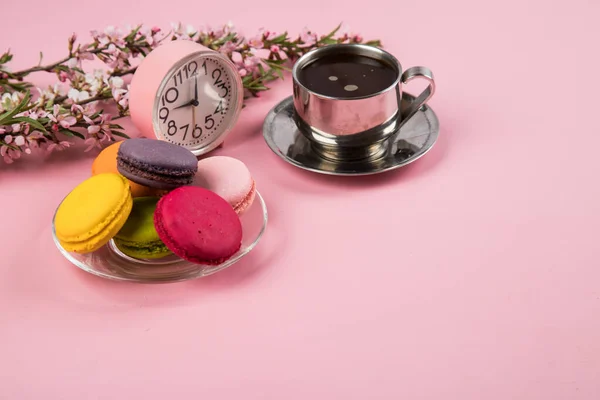 Una taza de café de la mañana con galletas de macarrones sobre un fondo de papel rosa. Copiar espacio — Foto de Stock