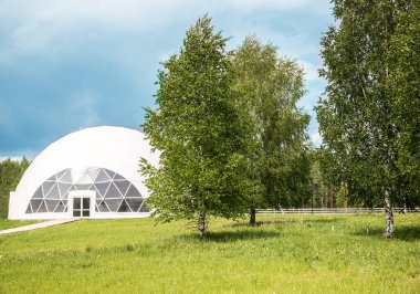 Temiz havayı güzelleştiren tenha bir tatil. Modern turizm kavramı 2021