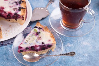 Ev yapımı böğürtlenli turtanın yakın çekimi.