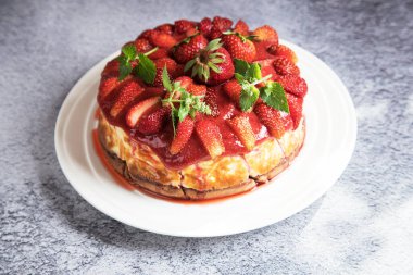 Beyaz tabakta ev yapımı çilekli turta. Yaz tatlısı konsepti