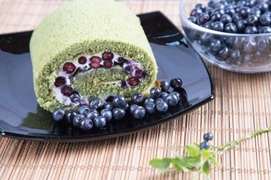 Yaban mersini ve kiraz çayı ile ev yapımı rulo. Sağlıklı tatlılar kavramı. Seçili odak