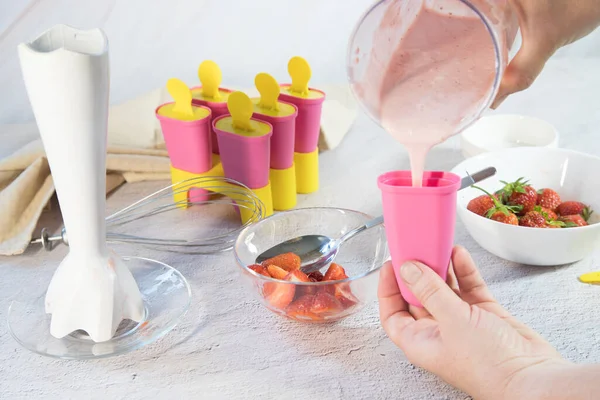 Hacer Helado Casero Con Bayas Las Manos Las Mujeres Sostienen Fotos de stock