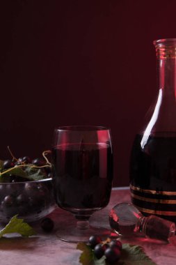 Böğürtlenden ev yapımı alkol kavramı. Siyah frenk üzümünden yapılmış ev yapımı likör. Boşluğu kopyala.