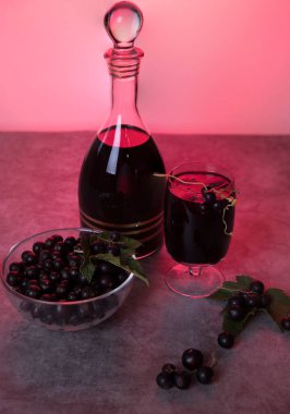 Siyah frenk üzümünden yapılmış ev yapımı likör. Alçak tuş