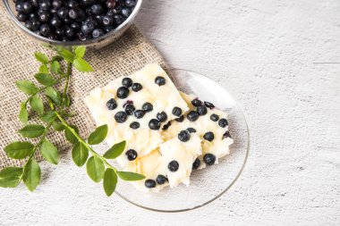 Beton arka planda yabanmersinli el yapımı beyaz çikolata. Boşluğu Kopyala