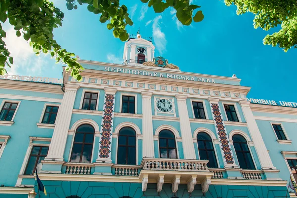 Chernovtsu, Ukrayna ağaçların arasında Belediye Rada