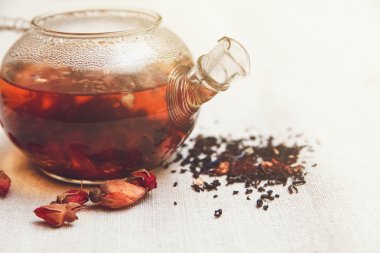 Kuru kırmızı küçük gül siyah çay cam çaydanlık, çay içme, Aromatize çiçekler, tablo kaba keten Tableclose; Tonda