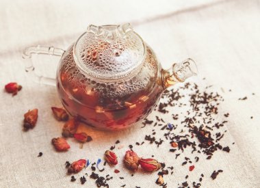 Kuru kırmızı küçük gül siyah çay cam çaydanlık, çay içme, Aromatize çiçekler, kaba keten Tableclose; Tonda, en iyi görünümü