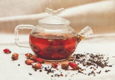 Kuru kırmızı küçük gül siyah çay cam çaydanlık, çay içme, Aromatize çiçekler, kaba keten Tableclose; Tonda