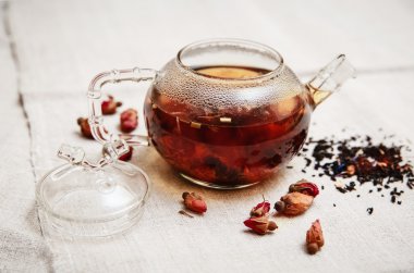 Kuru kırmızı küçük gül cam çaydanlık, çay içme, tablo kaba keten masa örtüsü