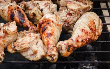 Izgara tavuk sopa ile duman, kızarmış et, yemek dışında piknik Barbekü ile; ızgara üzerinde olduğunu Gıda arka plan