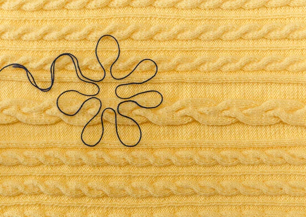 Žlutá pletené pozadí s vzorem a copánky a modré Floer.Hand se — Stock fotografie