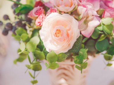 Hafif yaz yumuşak çiçek yeşil yaprakları ile grup. Doğa güneşli arka plan. Üstten Görünüm