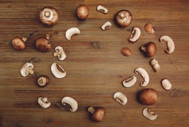 İki bardak süt kokteyl, kırmızı taze çilek plastik kaşık ve tarçın onay Tablecloth.Breakfast organik sağlıklı lezzetli Food.Cooking vitamin Ingredients.Summer meyve ile