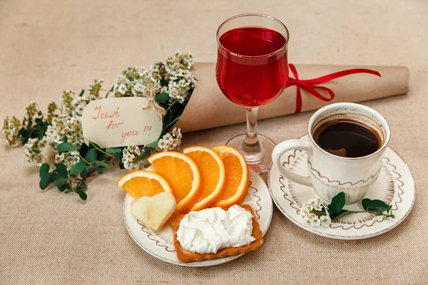 Romantisches Frühstück.Tasse Kaffee, geschnittene Orangen mit Hüttenkäse.Glas rotes Getränke.Wunschkarte mit Blumen.Glückwunschpostkarte — Stockfoto