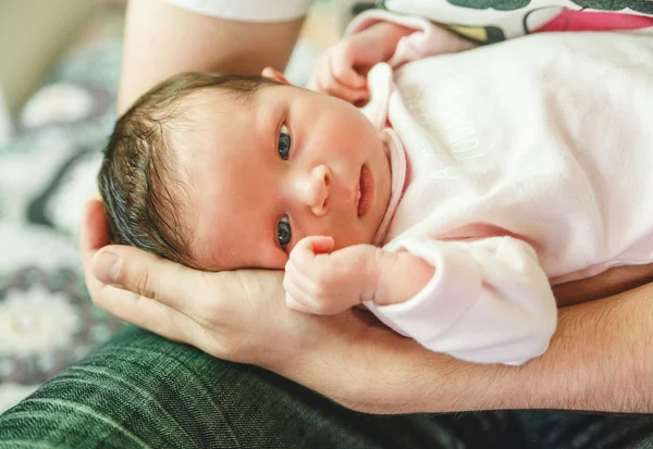 O bebê recém-nascido está deitado nas mãos do Pai . — Fotografia de Stock