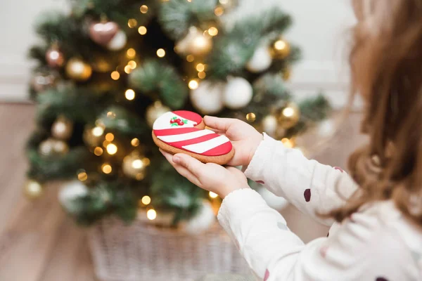 Pane Zenzero Natale Nelle Mani Dei Bambini Albero Natale Con — Foto Stock