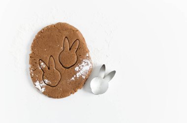 Çiğ paskalya zencefilli ekmek hamuru ve un. Paskalya kurabiyelerinin hazırlanması. Beyaz arkaplan