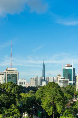 Ho Chi Minh şehri, Vietnam - 7 Temmuz 2020: Ho Chi Minh şehrinin 81. bölgesinden manzara. Bulutları ve mavi gökyüzü olan güzel bir manzara.