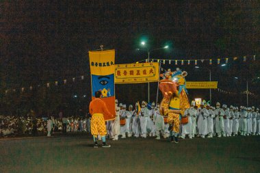 Tay Ninh şehri, Vietnam - 01 Ekim 2020: Tay Ninh, Vietnam 'da Sonbahar ortası Cao Dai halkı (Kaodaizm) festivalinde ejderha ve aslan dansı gösterisi