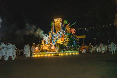 Tay Ninh şehri, Vietnam - 01 Ekim 2020: Tay Ninh, Vietnam 'da Sonbahar ortası Cao Dai halkı (Kaodaizm) festivalinde ejderha ve aslan dansı gösterisi