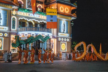 Tay Ninh şehri, Vietnam - 01 Ekim 2020: Tay Ninh, Vietnam 'da Sonbahar ortası Cao Dai halkı (Kaodaizm) festivalinde ejderha ve aslan dansı gösterisi