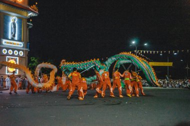 Tay Ninh şehri, Vietnam - 01 Ekim 2020: Tay Ninh, Vietnam 'da Sonbahar ortası Cao Dai halkı (Kaodaizm) festivalinde ejderha ve aslan dansı gösterisi