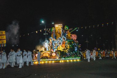 Tay Ninh şehri, Vietnam - 01 Ekim 2020: Tay Ninh, Vietnam 'da Sonbahar ortası Cao Dai halkı (Kaodaizm) festivalinde ejderha ve aslan dansı gösterisi