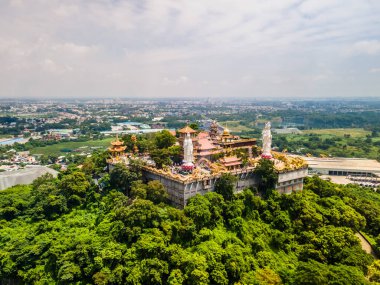 Bodhisattva mimarisinin havadan görünüşü ve Chau Thoi pagoda 'da çifte gökyüzü ejderhası, Binh Duong eyaleti, öğleden sonra güneşli bir hava bulutu ile uğurlu bir Buda yaratmak. Seyahat kavramı.