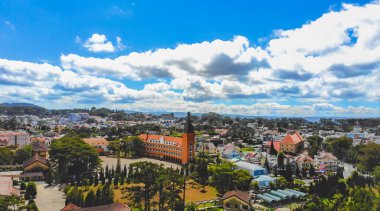 Da Lat Pedagoji Koleji 'nin sabah dağlık Da Lat şehrindeki hava manzarası. Seyahat kavramı.