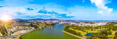 Geliştirme binaları ve ulaşımı olan bir Da Lat City 'nin havadan görüntüsü. Gelişmiş Vietnam 'daki turizm şehri. Xuan Huong Gölü ile Da Lat şehrinin merkez meydanı. Seyahat kavramı.