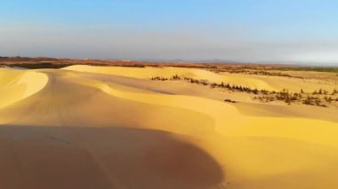 Bau Trang Gölü 'nün havadan görünüşü (güzel bir manzara, çölde mavi gökyüzü olan otomobiller, beyaz kum tepelerinin güzel manzarası), Mui Ne, Vietnam' daki popüler turistik bölge..