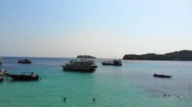 Bau Trang Gölü 'nün havadan görünüşü (güzel bir manzara, çölde mavi gökyüzü olan otomobiller, beyaz kum tepelerinin güzel manzarası), Mui Ne, Vietnam' daki popüler turistik bölge..