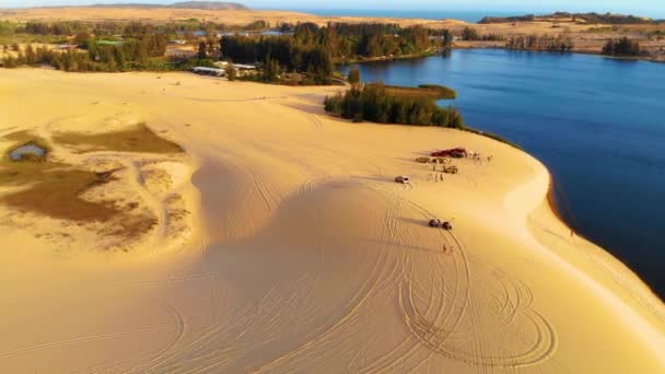 Widok Lotu Ptaka Jezioro Bau Trang Piękny Krajobraz Surowe Samochody — Wideo stockowe