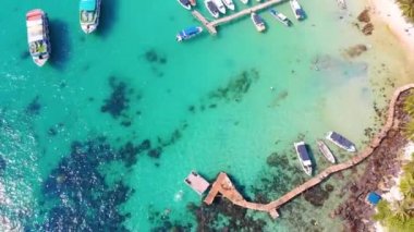 Bau Trang Gölü 'nün havadan görünüşü (güzel bir manzara, çölde mavi gökyüzü olan otomobiller, beyaz kum tepelerinin güzel manzarası), Mui Ne, Vietnam' daki popüler turistik bölge..