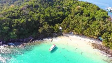 Bau Trang Gölü 'nün havadan görünüşü (güzel bir manzara, çölde mavi gökyüzü olan otomobiller, beyaz kum tepelerinin güzel manzarası), Mui Ne, Vietnam' daki popüler turistik bölge..