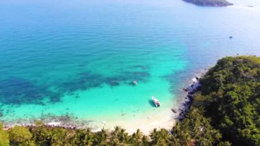 Bau Trang Gölü 'nün havadan görünüşü (güzel bir manzara, çölde mavi gökyüzü olan otomobiller, beyaz kum tepelerinin güzel manzarası), Mui Ne, Vietnam' daki popüler turistik bölge..