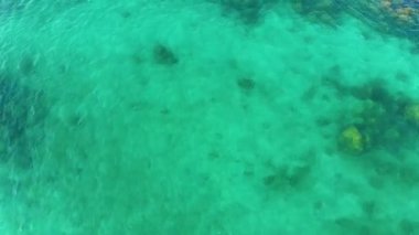 Güzel manzaralar, turizm tekneleri ve Vietnam 'ın Kien Giang kentindeki Phu Quoc adasında May Rut adasında (güzel plajlı sakin bir ada) yüzen insanlar. Seyahat kavramı