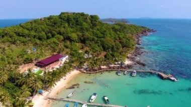 Güzel manzaralar, turizm tekneleri ve Vietnam 'ın Kien Giang kentindeki Phu Quoc adasında May Rut adasında (güzel plajlı sakin bir ada) yüzen insanlar. Seyahat kavramı