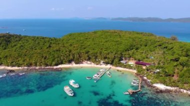 Güzel manzaralar, turizm tekneleri ve Vietnam 'ın Kien Giang kentindeki Phu Quoc adasında May Rut adasında (güzel plajlı sakin bir ada) yüzen insanlar. Seyahat kavramı