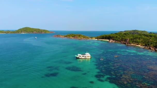 Luchtfoto Van Prachtige Landschap Toeristische Boten Mensen Zwemmen Zee Het — Stockvideo