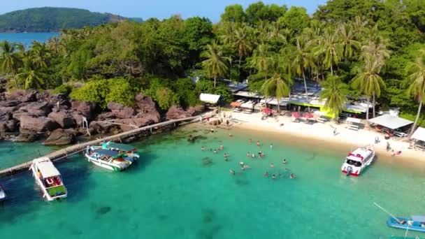 Luchtfoto Van Prachtige Landschap Toeristische Boten Mensen Zwemmen Zee Het — Stockvideo