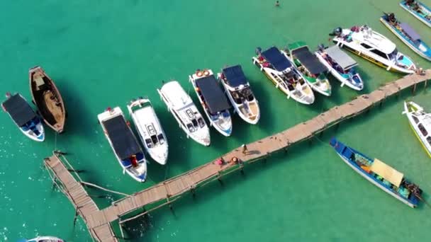 Luchtfoto Van Prachtige Landschap Toeristische Boten Mensen Zwemmen Zee Het — Stockvideo