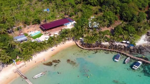 美しい風景の空中ビュー 観光船 そして人々は5月に海とビーチで泳ぐルート島 美しいビーチと静かな島 フーコックで キエンザン ベトナム 旅行のコンセプト — ストック動画