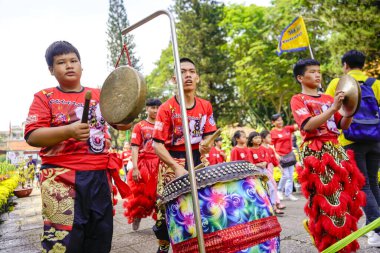 Ho Chi Minh şehri, Vietnam - Ocak 04 2020 Tet festivali 2020 'de halk parkında bir aslan dansı gösterisi düzenlendi. Bu Vietnam kültüründe geleneksel bir dans ve performans biçimidir..