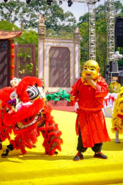 Ho Chi Minh şehri, Vietnam - Ocak 04 2020 Tet festivali 2020 'de halk parkında bir aslan dansı gösterisi düzenlendi. Bu Vietnam kültüründe geleneksel bir dans ve performans biçimidir..
