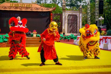 Ho Chi Minh şehri, Vietnam - Ocak 04 2020 Tet festivali 2020 'de halk parkında bir aslan dansı gösterisi düzenlendi. Bu Vietnam kültüründe geleneksel bir dans ve performans biçimidir..